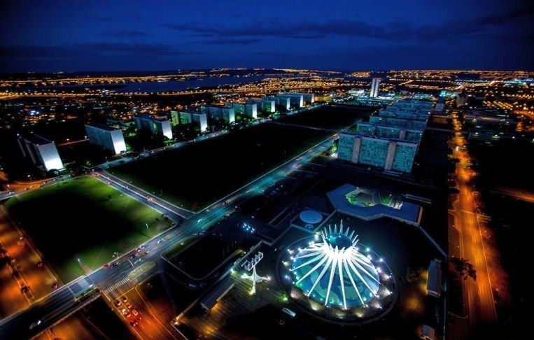 catedral_metropolitana_com_a_esplanada_dos_minsterios_ao_anoitecer